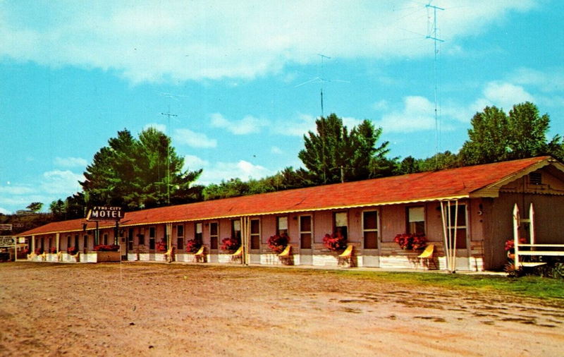 Tri-City Motel - Vintage Postcard